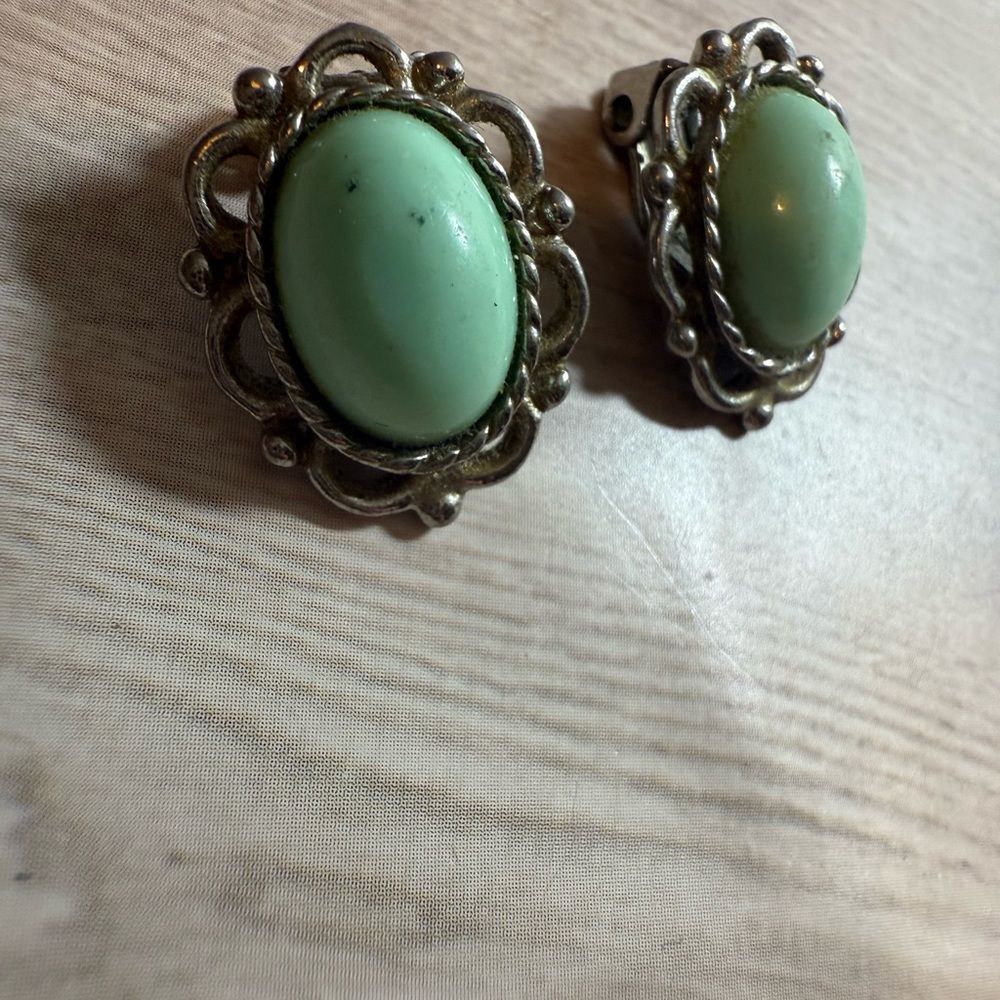 Vintage Green Cabochon Clip-On Earrings Silver-Tone Ornate Frame Retro - Picture 3 of 5